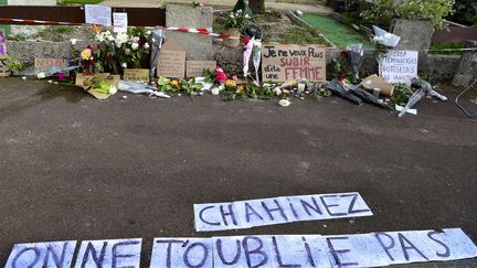 Fleurs et bougies devant la façade noircie de la maison où vivait Chahinez à Mérignac. Photo du 05 mai 2023. (CAROLINE BLUMBERG / EPA)