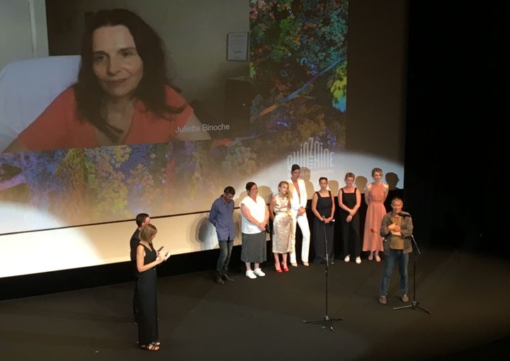 La comédienne Juliette Binoche échange par Skype avec l'équipe du film "Ouistreham" au cours de la soirée d'ouverture de la Quinzaine des Réalisateurs le 8 juillet 2021. (LCA / FRANCEINFO CULTURE)