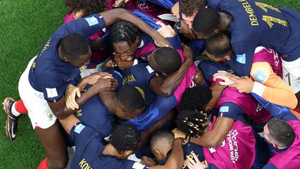 Les Bleus célèbrent Randal Kolo Muani, auteur du second but lors de la demi-finale contre le Maroc. (GIUSEPPE CACACE / AFP)