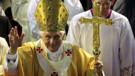 Le pape Benoît XVI salue la foule à la fin de la messe dans un centre sportif à Nicosie le 6 juin 2010 (AFP - MENAHEM KAHANA)