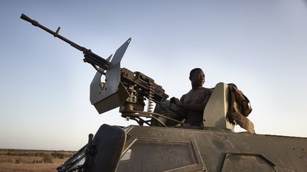 Un soldat burkinabè sur son véhicule blindé lors d'une patrouille dans la région de Soum, au nord bu Burkina Faso, le 12 novembre 2019. (MICHELE CATTANI / AFP)