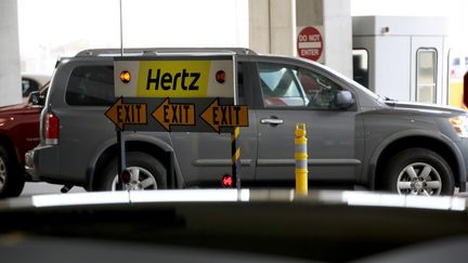 Un véhicule de location Hertz à l'aéroport de San Francisco (Californie, Etats-Unis), le 30 avril 2020. (JUSTIN SULLIVAN / GETTY IMAGES NORTH AMERICA / AFP)