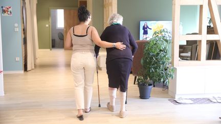 Une pensionnaire d'un appartement en colocation spécialisé dans l'accueil de malades d'Alzheimer, à Zillisheim (Haut-Rhin), le 6 juillet 2022. (VINCENT VOEGTLIN / L'ALSACE / MAXPPP)