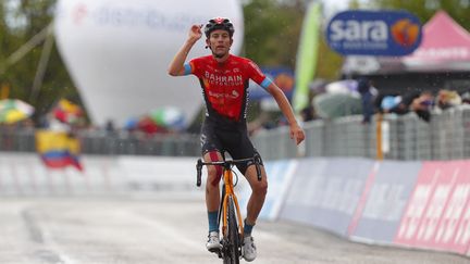 Gino Mäder (Bahrain-Victorious), vainqueur de la 6e étape du Tour d'Italie 2021, à Ascoli Piceno le 13 mai 2021. (LUCA BETTINI / AFP)