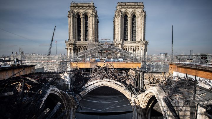 Notre-Dame le 24 novembre 2020 : les derniers éléments de l'échafaudage fondu lors de l'incendie avant leur dépose, lors de la phase de sécurisation du chantier. (MARTIN BUREAU / AFP)