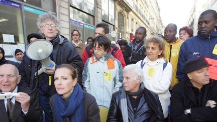 Octobre 2007: Hessel avec Carole Bouquet, Guy Bedos et Enki Bilal, rue de la Banque à Paris, pour le droit au logement. (MEHDI FEDOUACH)