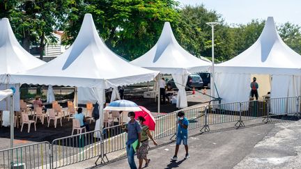 Un centre de dépistage du Covid-19 en plein air, à Goyave, en Guadeloupe, le 23 septembre 2020. (LARA  BALAIS / AFP)