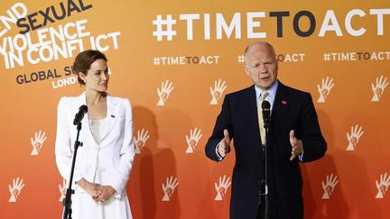  (Angelina Jolie et William Hague à Londres, le 10 juin © REUTERS / Andrew Winning)