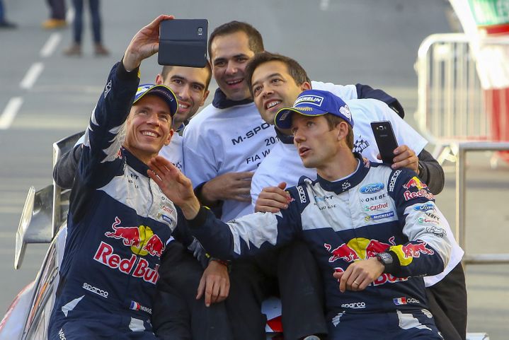 29 octobre 2017, pays de Galles. Julien Ingrassia et Sébastien Ogier, sacrés en 2017 avec M-Sport (Ford Fiesta WRC), fêtent leur titre mondial avec leur team. (GEOFF CADDICK / AFP)