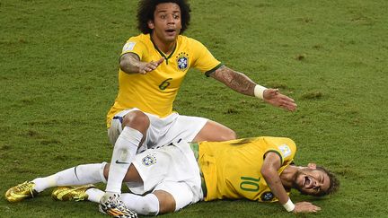 Le d&eacute;fenseur br&eacute;silien Marcelo se presse au c&ocirc;t&eacute; de l'attaquant Neymar, bless&eacute; lors du match contre la Colombie, le 4 juillet &agrave; Fortaleza. (ODD ANDERSEN / AFP)