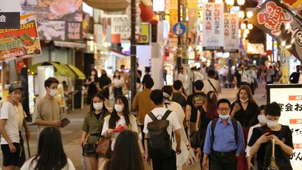 Dotonbori, une rue très animée située dans le quartier sud de Namba à Osaka, au Japon, le 31 juillet 2020. (NAOKI MAEDA / YOMIURI / AFP)