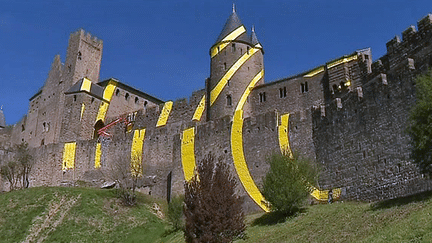 Durant cinq mois, les remparts de la Cité médiévale de Carcassonne se parent de jaune sous les doigts de l'artiste Felice Varini
 (France 3 / Culturebox )