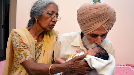 &nbsp; (Daljinder Kaur et son mari de 70 ans sont parents pour la première fois © SIPA/Caters News Agency)