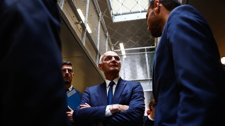 Didier Migaud, ministre de la Justice, en déplacement à la prison de la Santé, à Paris, le 24 septembre 2024. (ANNE-CHRISTINE POUJOULAT / SI / SIPA)