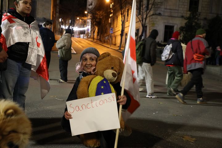 Une manifestante dans le quartier du Parlement, le 12 décembre 2024 à Tbilissi (Géorgie). (FABIEN MAGNENOU / FRANCEINFO)