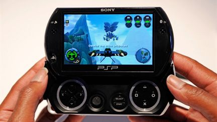 La console de Sony PSP go va bientôt servir de téléphone (AFP - KEVORK DJANSEZIAN)