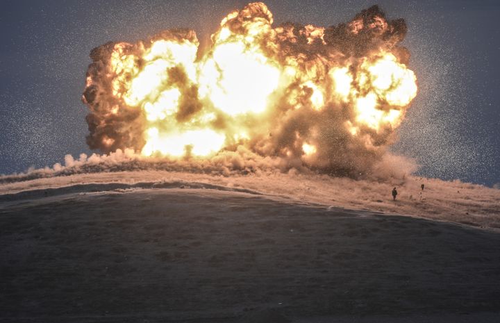 Des militants de l'Etat islamique cibl&eacute;s par une frappe a&eacute;rienne de la coalition men&eacute;e par les Etats-Unis, le 23 octobre 2014 sur la colline de Tilsehir, pr&egrave;s de Kobani. (BULENT KILIC / AFP)