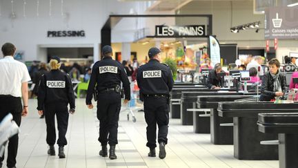 &nbsp; (L'état d'urgence est prolongé jusqu'à fin février en France métropolitaine et dans l'outre-mer © MaxPPP)