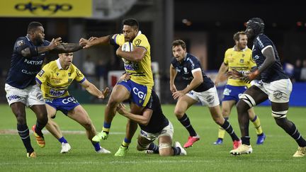 George Moala, le centre néo-zélandais de l'ASM Clermont-Auvergne, face au Racing 92, le 3 octobre 2021.&nbsp; (THIERRY ZOCCOLAN / AFP)