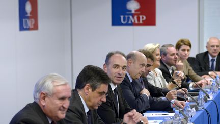 Jean-Pierre Raffarin, Fran&ccedil;ois Fillon, Jean-Fran&ccedil;ois Cop&eacute;, et Alain Jupp&eacute; au si&egrave;ge de l'UMP &agrave; Paris le 18 d&eacute;cembre 2013. (MARTIN BUREAU / AFP)