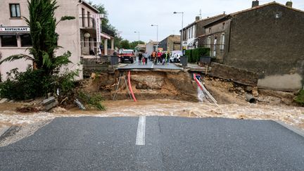 Le pont principal de Villegailhenc (Aude) emporté par les eaux le 15 octobre 2018. (ERIC CABANIS / AFP)