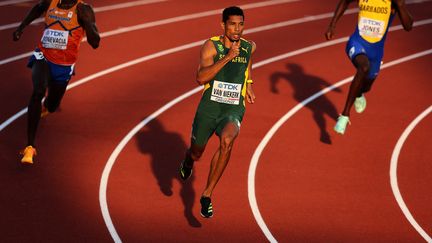 Le Sud-Africain Wayde van Niekerk lors de sa demi-finale du 400 mètres des Mondiaux à Eugene (Etats-Unis), le 21 juillet 2022.&nbsp; (ANDY LYONS / GETTY IMAGES NORTH AMERICA / AFP)