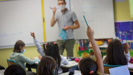 Un instituteur dans sa classe de CE2 à l'école André-Boulloche de Montbéliard (Doubs), le 2 septembre 2021 (illustration). (LIONEL VADAM  / MAXPPP)