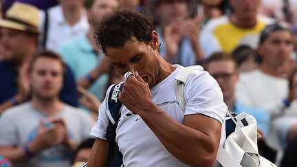 Rafael Nadal après sa défaite face à Gilles Muller, lundi 10 juillet 2017 à Wimbledon (Royaume-Uni). (GLYN KIRK / AFP)