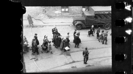 Ces 33 photos inédites du ghetto juif de Varsovie ont été prises par un pompier polonais  présent sur les lieux au moment des exactions nazies (ZBIGNIEW LESZEK GRZYWACZEWSKI / AFP)