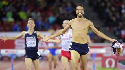 Le Fran&ccedil;ais&nbsp;Mahiedine Mekhissi-Benabbad franchit la ligne d'arriv&eacute;e devant son compatriote Yoann Kowal, deuxi&egrave;me, jeudi 14 ao&ucirc;t, aux championnats d'Europe d'athl&eacute;tisme. (OLIVIER MORIN / AFP)