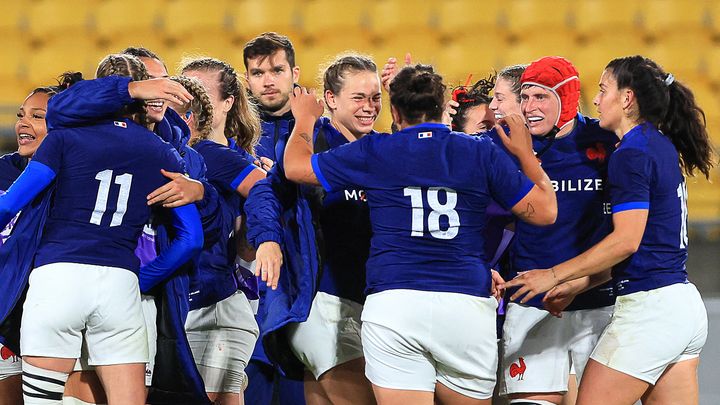 La joie des Françaises après leur victoire contre la Nouvelle-Zélande lors de leur premier match dans le WXV, le 21 octobre 2023, à Wellington. (GRANT DOWN / AFP)