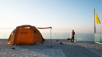 Un secouriste italien près du lieu où le corps du Français a été retrouvé.&nbsp; (ELIANO IMPERATO / AFP)