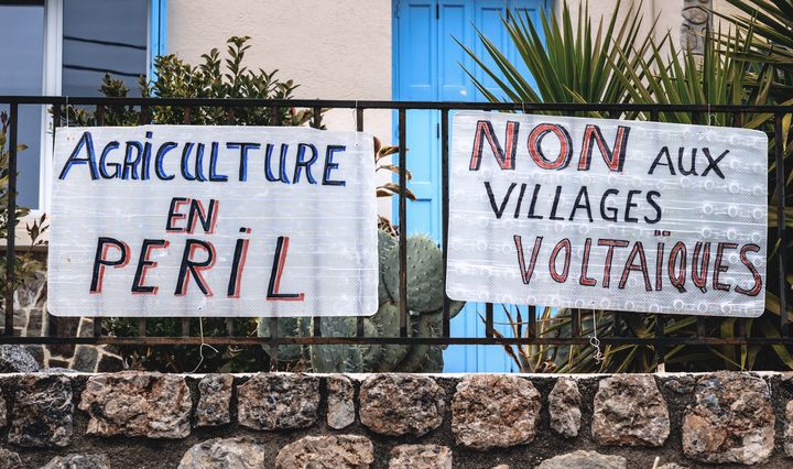 Manifestation contre un projet voltaïque à Fourques, dans les Pyrénées-Orientales,  le 9 mars 2024. (ARNAUD LE VU / HANS LUCAS via AFP)