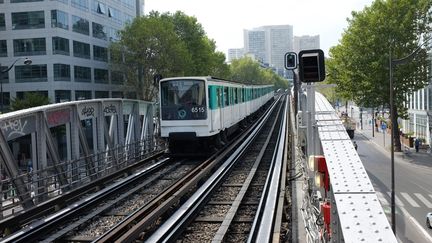 Le wagon d'une rame de la ligne 2 est sorti de son rail&nbsp;ce vendredi 2 décembre, à 12h25,&nbsp;à la station Barbès-Rochechouart, à Paris. (ROGER ROZENCWAJG / PHOTONONSTOP)