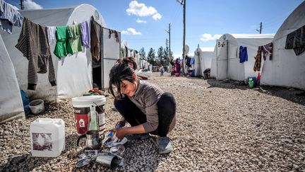 &nbsp; (Une jeune réfugiée syrienne dans un camp à la frontière turque, en mars 2015 © MAXPPP)