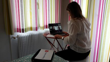 Une salariée en plein télétravail chez elle. Photo d'illustration. (VALERY HACHE / AFP)