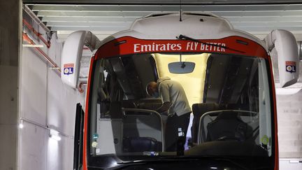 Le bus des joueurs lyonnais a été caillassé et Fabio Grosso, coach de Lyon, blessé le 29 octobre 2023. Un policier effectue des prélèvements dans le bus. (SPEICH FREDERIC / MAXPPP)