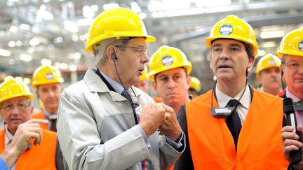 Le pr&eacute;sident du directoire de PSA, Philippe Varin, aux c&ocirc;t&eacute;s du ministre du Redressement productif, Arnaud Montebourg, le 8 octobre 2012 sur le site de Douvrin (Pas-de-Calais). (PHILIPPE HUGUEN / AFP)