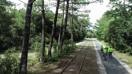 Certains voyageurs troquent leur voiture contre le vélo. Il offre un sentiment de liberté et permet de mieux admirer les paysages, mais aussi de faire de belles rencontres.&nbsp;
 (CAPTURE D'ÉCRAN FRANCE 3)