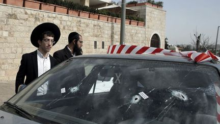 Près de la porte de Damas, à l'entrée de la Vieille ville, deux Palestiniens, à bord d'un véhicule, ont ouvert le feu sur des voitures à Jérusalem, blessant un homme de 50 ans, avant d'être abattus par la police, selon les services de sécurité israéliens. Peu de temps après cet incident, des soldats israéliens ont abattu en Cisjordanie un Palestinien qui tentait de les poignarder, a annoncé l'armée. Ces attaques interviennent après la mort, le 8 mars, d'un touriste américain de 29 ans, poignardé par un Palestinien qui a blessé 11 autres personnes le long de la promenade du front de mer de Jaffa à Tel Aviv, près d'une plage très prisée des vacanciers. Israël, Jérusalem et les territoires palestiniens sont en proie à des violences qui ont coûté la vie à 187 Palestiniens, 28 Israéliens, deux Américains, un Erythréen et un Soudanais depuis le 1er octobre 2015, selon un décompte de l'AFP. La plupart des Palestiniens tués sont les auteurs ou auteurs présumés d'attaques. (AHMAD GHARABLI / AFP)