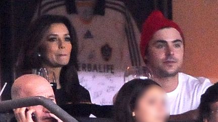 Alerte couple improbable dans les tribunes d'un match des LA Galaxy! Eva Longoria et le commandant Zac Efron. #SCARY (DR)