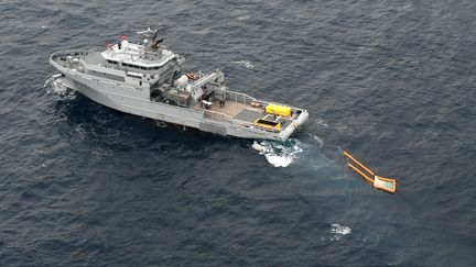 Le bâtiment de soutien et d'assistance métropolitain "Rhône"&nbsp;lors d'une opération de dépollution, le 19 mars 2019 dans le golfe de Gascogne, après le naufrage du "Grande America". (FRED TANNEAU / AFP)