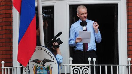 Julian Assange, le 19 ao&ucirc;t 2012, au balcon de l'ambassade d'Equateur &agrave; Londres (Royaume-Uni). (CARL COURT / AFP)