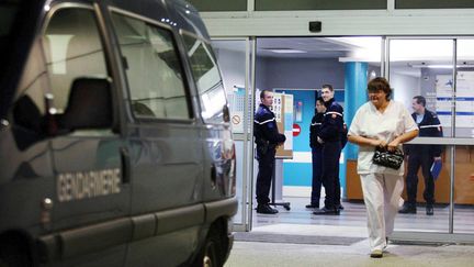 Des gendarmes patientent dans le hall de la maternit&eacute; d'Orthez (Pyr&eacute;n&eacute;es-Atlantiques), le 9 d&eacute;cembre 2008, dans le cadre d'un plan Alerte enl&egrave;vement. (GUILLAUME BONNAUD / AFP)