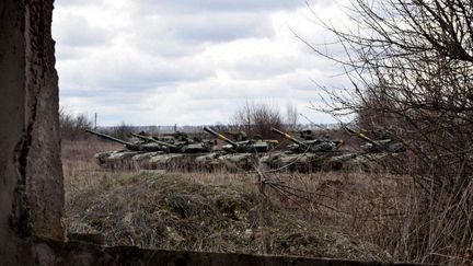 Des chars ukrainiens stationnés dans la région du Dombass, le 18 avril 2021. (HANDOUT / ARMED FORCES OF UKRAINE)