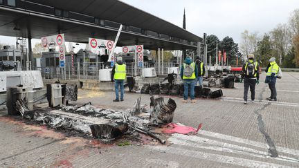 Le péage de Virsac (Gironde), sur l'autoroute A10, a été vandalisé et incendié, dans la nuit du lundi 19 au mardi 20 novembre 2018. (COTTEREAU FABIEN / MAXPPP)