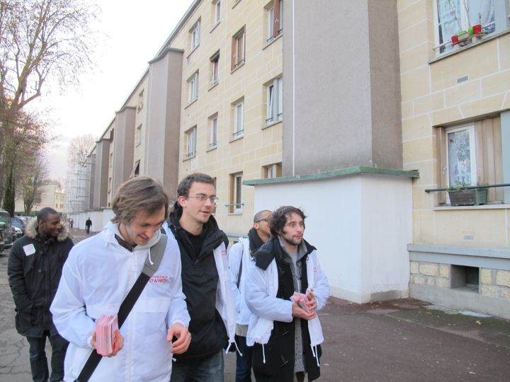 Des membres du MJS lors d'une op&eacute;ration de porte-&agrave;-porte pour inciter les jeunes &agrave; s'inscrire sur les listes &eacute;lectorales, le 10 d&eacute;cembre 2011 &agrave; Clichy-sous-Bois (Seine-Saint-Denis). (ILAN CARO / FTVI)