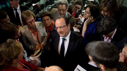 Fran&ccedil;ois Hollande discute avec des journalistes apr&egrave;s une conf&eacute;rence de presse, mercredi 3 juillet 2013 &agrave; Berlin (Allemagne). (JOHANNES EISELE / AFP)