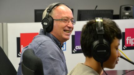 Frédéric Carbonne a répondu aux questions d'élèves de CM2, depuis un studio de Radio France, au micro de franceinfo junior (en partenariat avec le magazine 1jour1actu). (E. FAURE - FRANCEINFO / RADIOFRANCE)