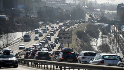 La circulation s'annonce dense sur les routes le week-end du 21-22 avril 2012. (JEAN-PIERRE CLATOT / AFP)